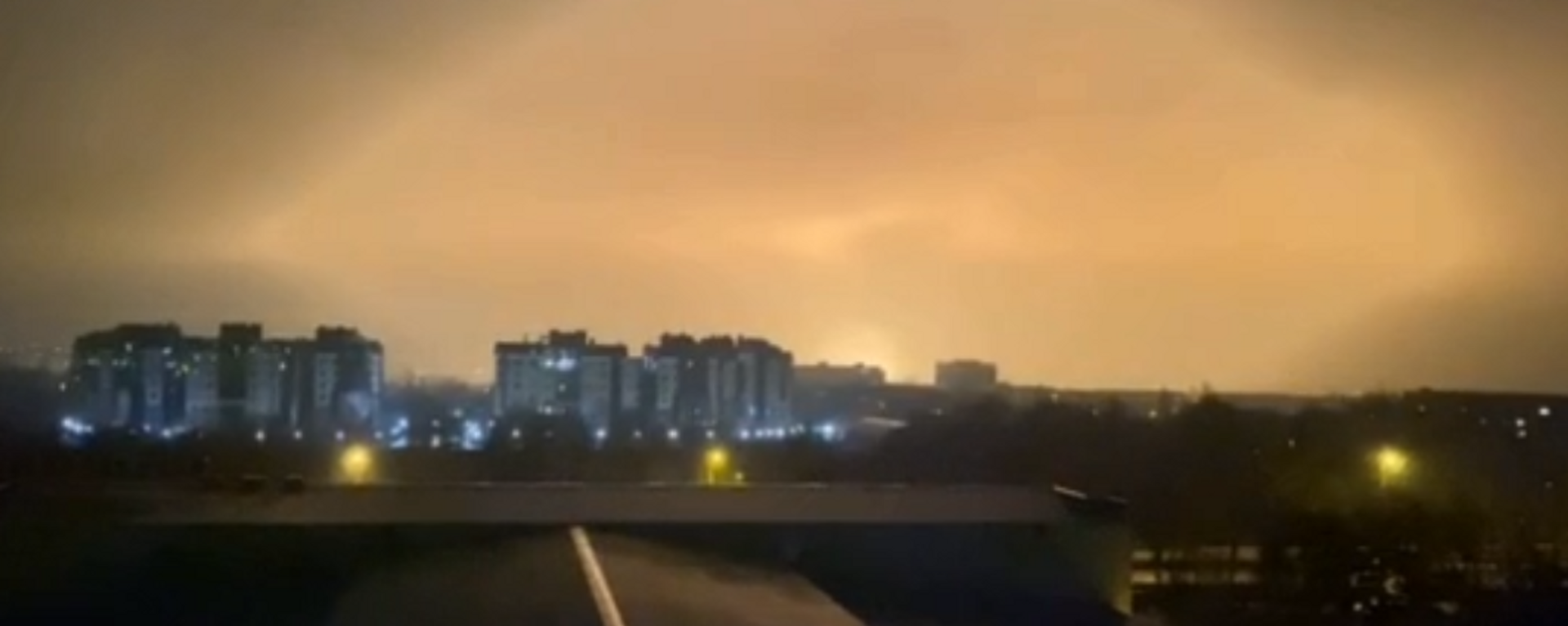 El cielo de la ciudad de Lugansk, en Ucrania, se ilumina tras una potente explosión - Sputnik Mundo, 1920, 18.02.2022