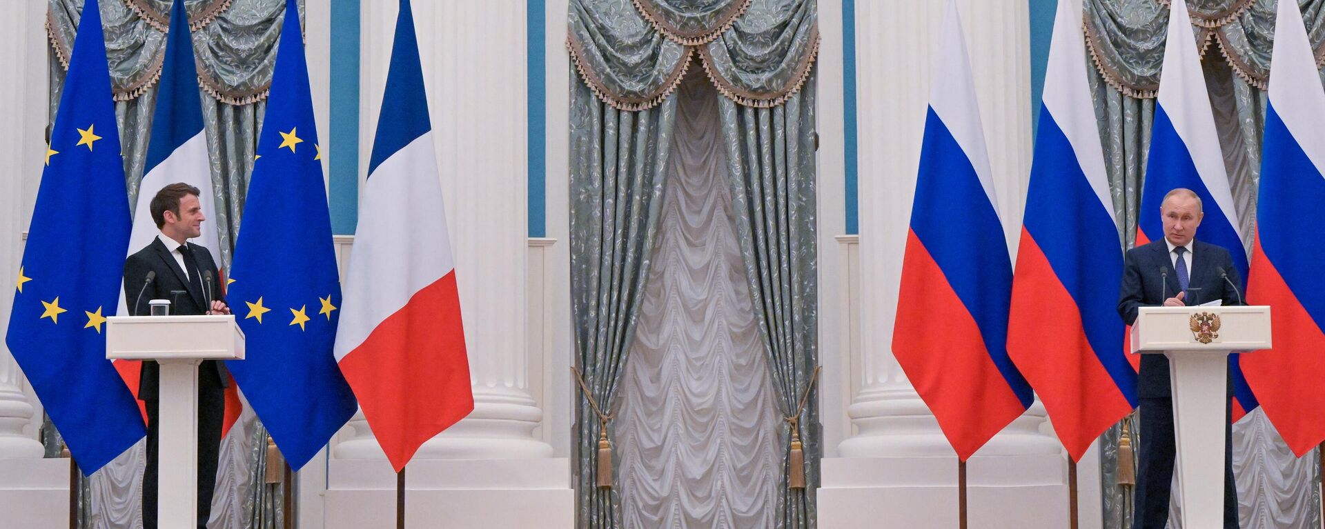El presidente de Rusia, Vladímir Putin, con su homólogo francés, Emmanuel Macron - Sputnik Mundo, 1920, 20.02.2022