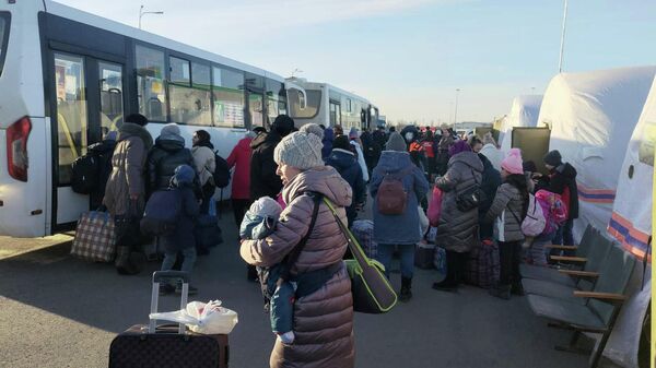 Refugiados en un campo de evacuación en Rostov (Matveev Kurgan) - Sputnik Mundo
