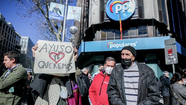 Miles de personas se concentran frente a la sede del PP para apoyar a Díaz Ayuso (Madrid) - Sputnik Mundo