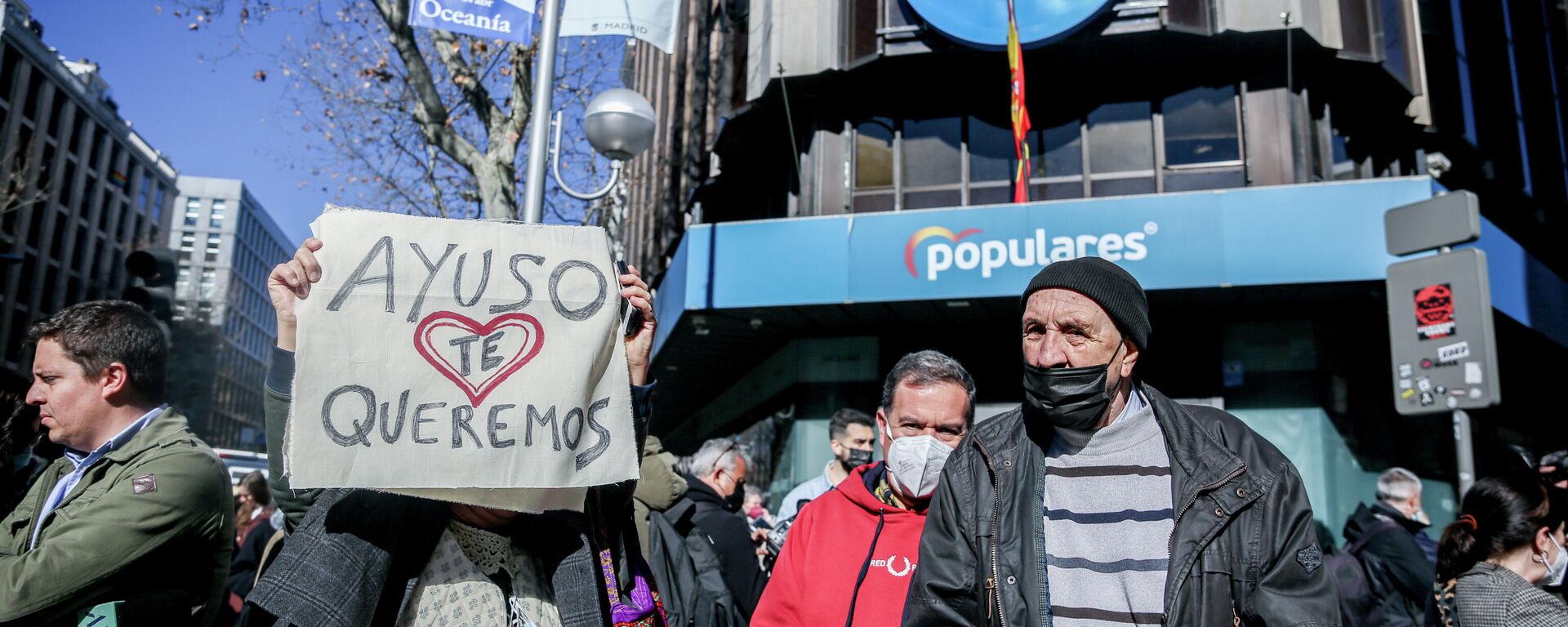 Miles de personas se concentran frente a la sede del PP para apoyar a Díaz Ayuso (Madrid) - Sputnik Mundo, 1920, 21.02.2022