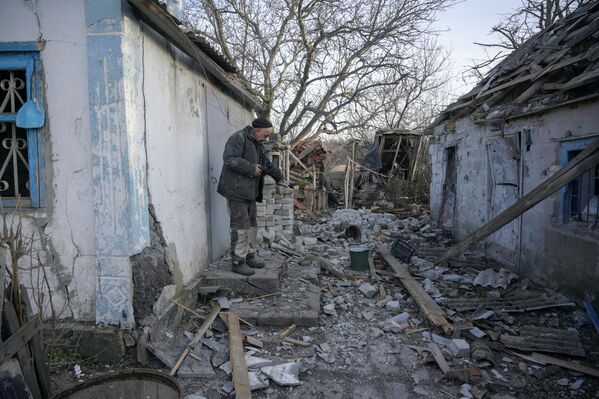 La noche del 20 de febrero, las fuerzas ucranianas abrieron fuego cerca del pueblo de Kominternovo y mataron a un soldado de Donetsk. También dispararon morteros cerca de la mina Trudovskaya y provocaron la muerte de un civil, un minero que se dirigía a su turno de trabajo.En la foto: una casa destruida en el pueblo deTaramchuk, en Donetsk. - Sputnik Mundo