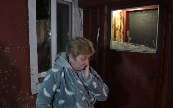 Las repúblicas populares de Donetsk y Lugansk, que conforman la región de Donbás, han denunciado bombardeos más frecuentes provenientes de las posicionesdelas tropas ucranianas.En la foto: una mujer en el patio de su casa destruida por los bombardeos en uno de los pueblos de Donetsk. - Sputnik Mundo