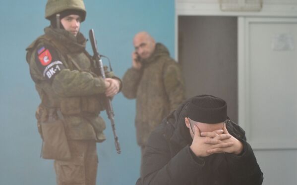 Las autoproclamadas repúblicas de Lugansk y Donetsk han anunciado una movilización general.En la foto: en un punto de reclutamiento del comisariado militar de Donetsk. - Sputnik Mundo