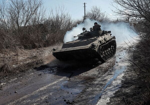 Según los informes de las autoridades de las repúblicas autoproclamadas, los grupos de reconocimiento ucranianos están apareciendo en los asentamientos. Durante el fin de semana tuvieron lugar al menos dos enfrentamientos con ellos. Además, los saboteadores ucranianos volaron un almacén de armas de artillería y misiles en Donetsk.En la foto: un tanque ucraniano cerca del pueblo deZaitsevo, en Donetsk. - Sputnik Mundo