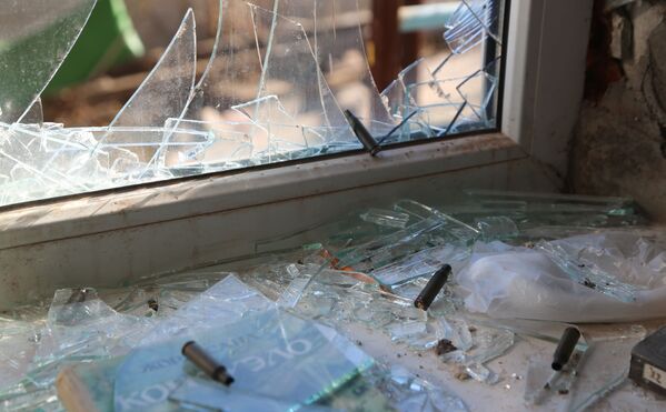 Las fuerzas ucranianas bombardearon un hospital de la ciudad y una subestación eléctrica en Donetsk. La fachada y las ventanas de las escuelas nº105 y nº56 de Donetsk resultaron destruidas como consecuencia de los bombardeos.En la foto: Un vidrio roto y varios proyectiles en la ventana de un edificio residencial en Donetsk. - Sputnik Mundo