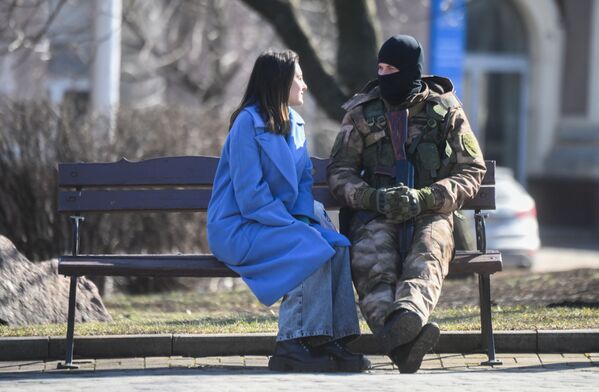 Un soldado de Donetsk con su novia en un jardín público. - Sputnik Mundo