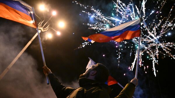 Сelebracion en Donetsk del reconocimiento de la independencia de Ucrania de las Repúblicas Populares de Donetsk y Lugansk por parte del presidente de la Federación de Rusia, Vladímir Putin - Sputnik Mundo