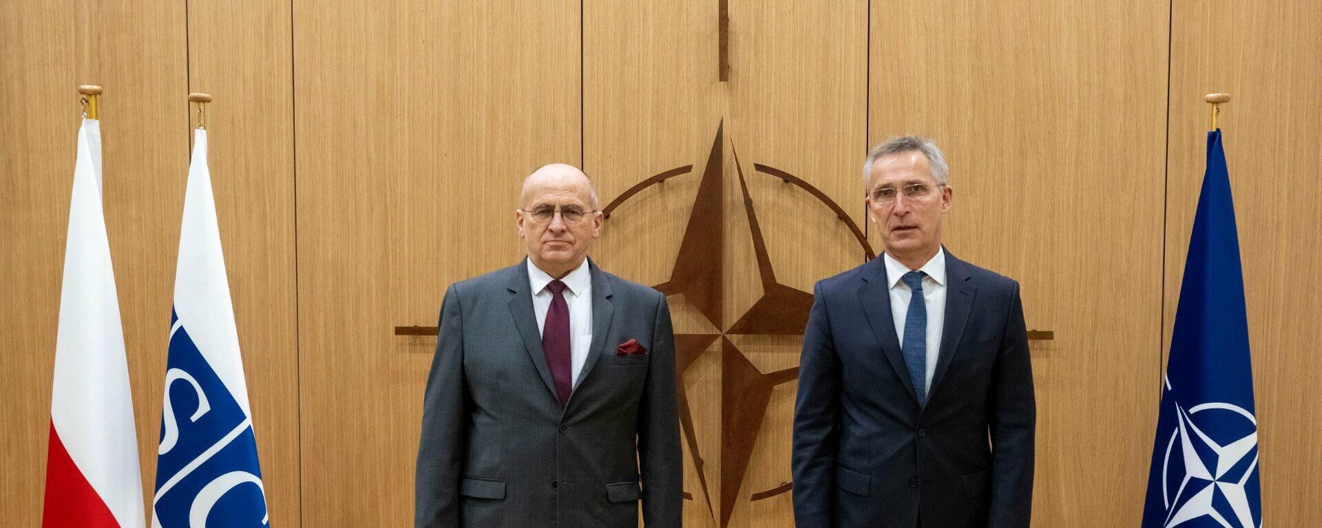 El actual presidente de la OSCE y ministro de Exteriores polaco, Zbigniew Rau, y el secretario general de la OTAN, Jens Stoltenberg - Sputnik Mundo, 1920, 22.02.2022