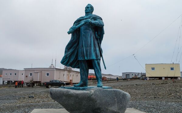 La estación lleva el nombre del navegante ruso, una de las personas que descubrió la Antártida, el almirante Thaddeus Bellingshausen. En enero de 2020 se inauguró un monumento a Bellingshausen en el territorio de la estación. - Sputnik Mundo