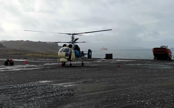 Un helicóptero entrega provisiones a la estación de Bellingshausen en la Antártida. - Sputnik Mundo
