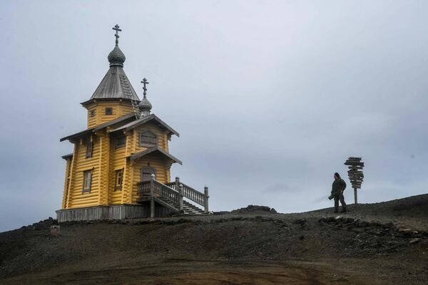 Otra característica única de la estación es la Iglesia de la Trinidad Viviente, el único templo en funcionamiento de la Antártida. - Sputnik Mundo