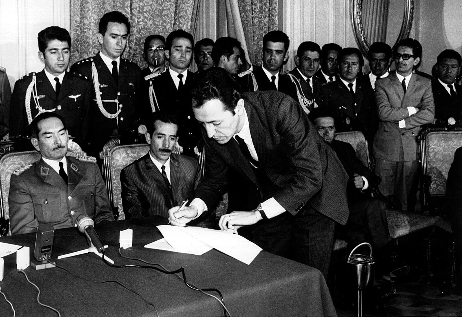 Firma del decreto de nacionalización de la Gulf Oil Company el 17 de octubre de 1969 durante el gobierno del general Alfredo Ovando - Sputnik Mundo, 1920, 22.02.2022