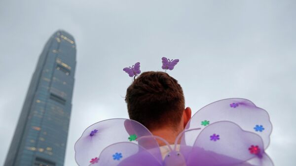 Un participante asiste al Desfile del Orgullo Gay anual en Hong Kong, el sábado 17 de noviembre de 2018. - Sputnik Mundo
