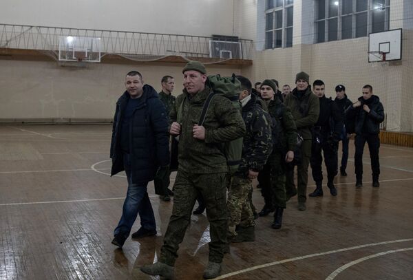 La noche del 18 de febrero se anuncióla movilización general en las Repúblicas populares de Donetsk y Lugansk. Mientras las mujeres y los niños son evacuados a Rusia, se instóa los hombres a inscribirse en la oficina de reclutamiento militar y estar preparados para defender su patria.En la foto: Varios reclutas en un punto de movilización en Lugansk. - Sputnik Mundo