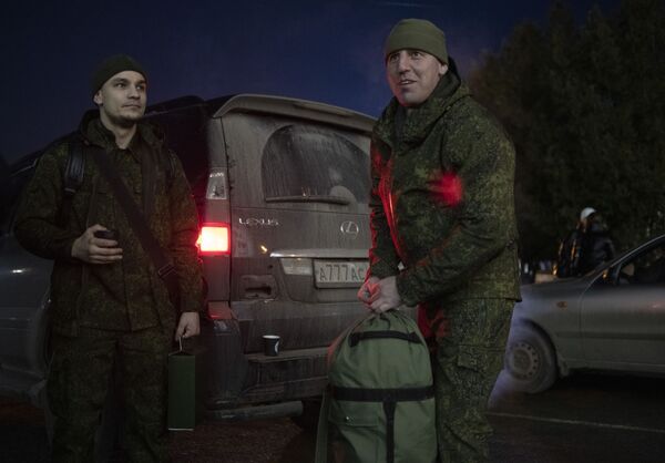 Dos hombres en un punto de movilización de Lugansk. - Sputnik Mundo