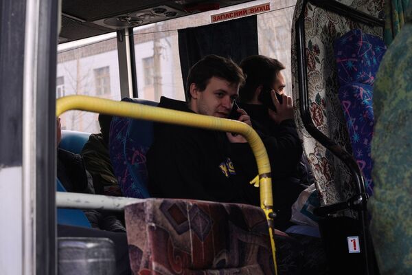 El líder de la República de Donetsk, Denís Pushilin, denuncióque las tropas ucranianas estánbombardeando zonas pobladas de la República con diversos tipos de armas y pidióa todos los hombres defender a sus familias, a sus hijos, esposas y madres.En la foto: Los hombres reclutados suben a los autobuses en un punto de movilización en Lugansk. - Sputnik Mundo