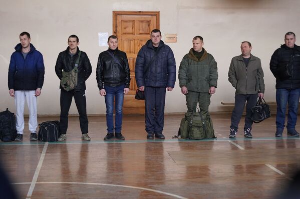 Varios hombres en un punto de movilización de Lugansk. - Sputnik Mundo