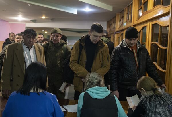 Asíse registra a los hombres durante la movilización general en un punto habilitado en Lugansk. - Sputnik Mundo