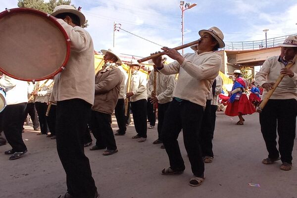 Vecinos de Caracollo interpretan la danza de la Pinkillada - Sputnik Mundo