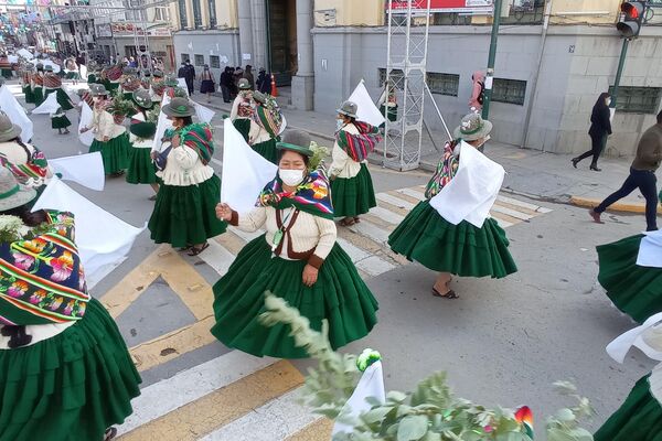 Mujeres y hombres danzaron cargando flores, follaje y cultivos que en estos días alumbran en sus comunidades y ayllus - Sputnik Mundo