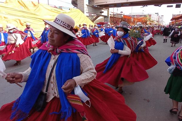 Mujeres indígenas hicieron flamear sus amplias polleras a lo largo de cuatro kilómetros de recorrido por la ciudad de Oruro - Sputnik Mundo