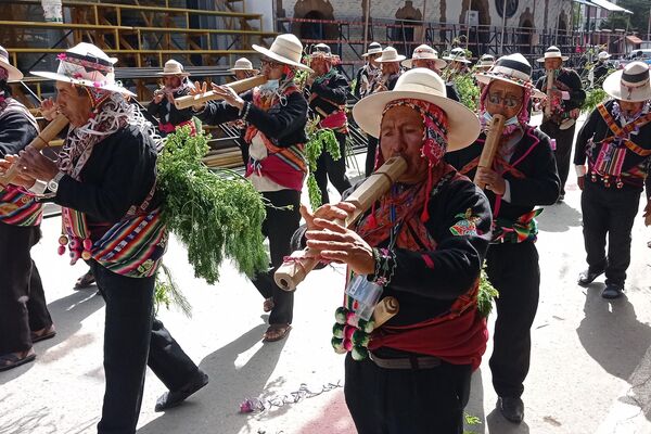 La música andina retumbó en las calles de Oruro, ejecutada por instrumentos originarios de los pueblos Quechua y Aymara - Sputnik Mundo