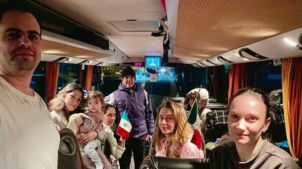 Familias mexicanas llegaron a Rumanía desde Ucrania con protección diplomática - Sputnik Mundo