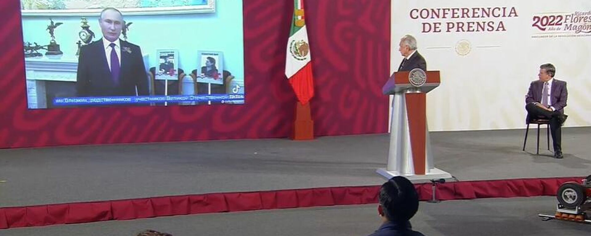 El presidente Andrés Manuel López Obrador muestra un video de Vladímir Putin - Sputnik Mundo, 1920, 28.02.2022