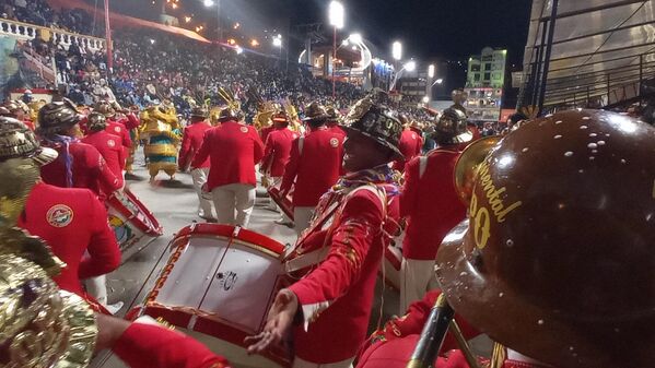 La banda Intercontinental Poopó es una de las más destacadas del carnaval de Oruro. Fundada en 1964, actualmente la integran más de 220 músicos. - Sputnik Mundo