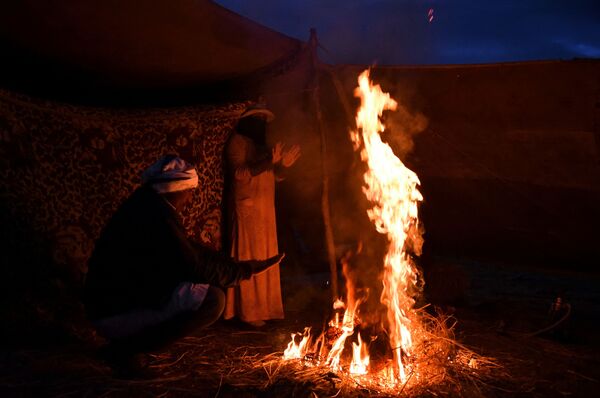 Es imposible calcular el número exacto de beduinos en Egipto. Según diferentes estimaciones, el número oscila entre 50.000 y 150.000. En la foto: una familia beduina alrededor de una hoguera en la provincia de Kafr El-Sheij. - Sputnik Mundo