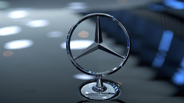 El logo de Mercedes Benz - Sputnik Mundo