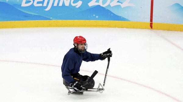 Un jugador de hockey paralímpico ruso - Sputnik Mundo