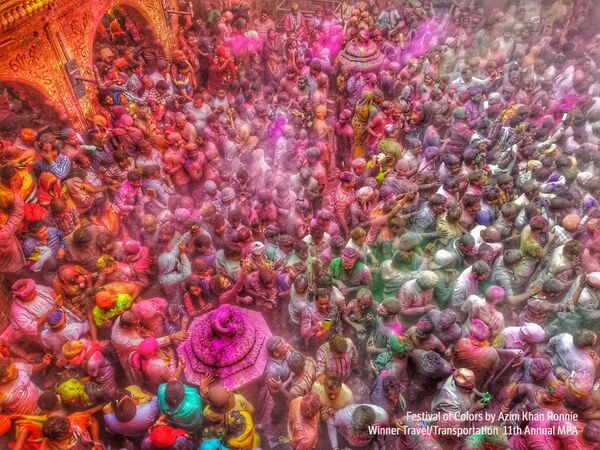 La fotografía ‘Festival of Colors&#x27; del fotógrafo Azim Khan Ronnie ganó en la categoría de Travel/Adventure &amp; Transport. - Sputnik Mundo