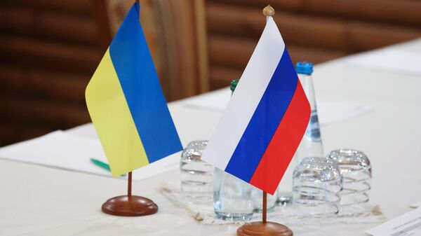 Banderas de Rusia y Ucrania durante las negociaciones celebradas en Bielorrusia el 3 de marzo  - Sputnik Mundo