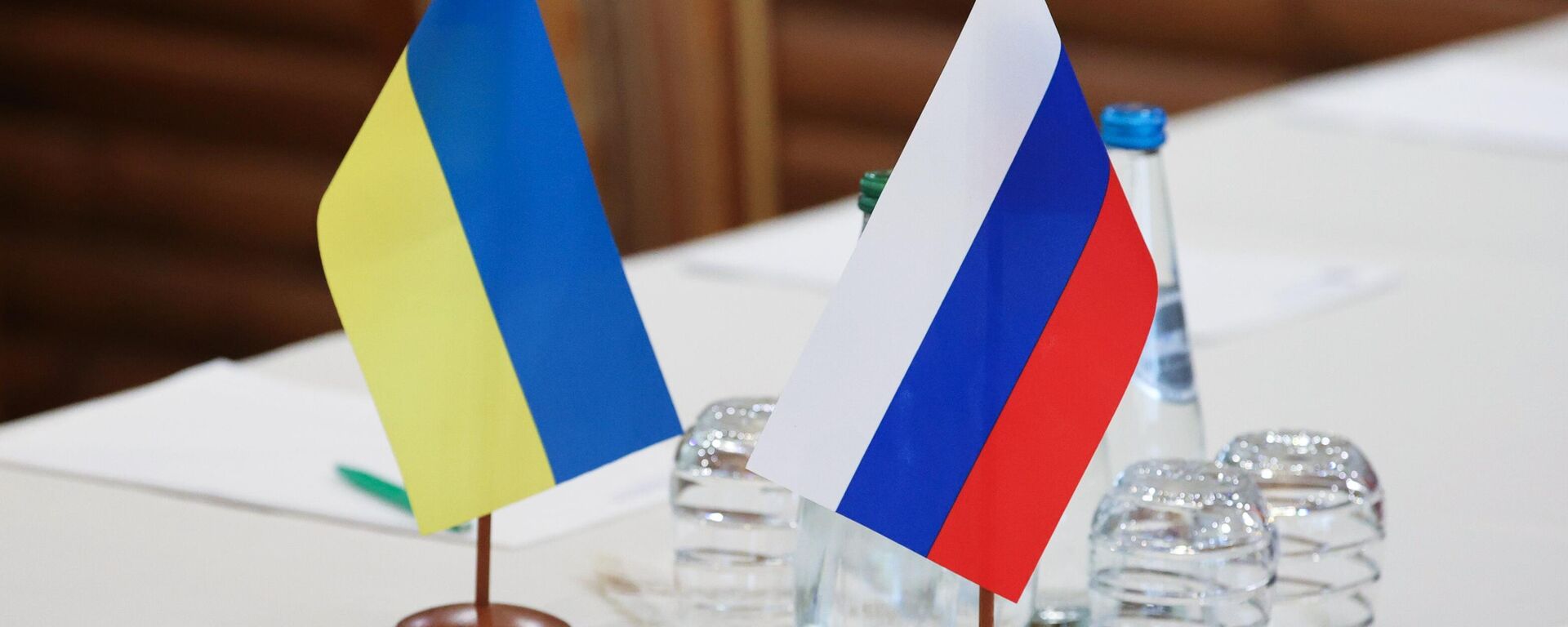 Banderas de Rusia y Ucrania durante las negociaciones celebradas en Bielorrusia el 3 de marzo  - Sputnik Mundo, 1920, 03.03.2022