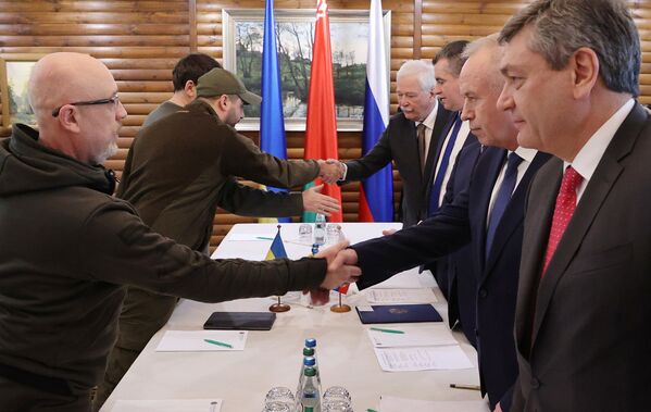 Los miembros de las delegaciones rusa y ucraniana intercambiaron apretones de manos antes del inicio de las negociaciones. - Sputnik Mundo