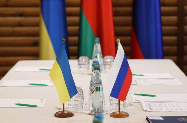 La tercera ronda de conversaciones entre Rusia y Ucrania tendrá lugar a principios de la próxima semana. En la foto: la mesa en la que se desarrollaron las conversaciones ruso-ucranianas en la región de Brest, en Bielorrusia. - Sputnik Mundo
