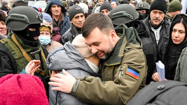 El líder de la República Popular de Donetsk, Denís Pushilin (centro)  - Sputnik Mundo