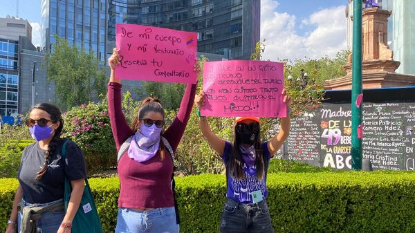 Mujeres portan carteles durante protestas feministas del 8M en Ciudad de México - Sputnik Mundo