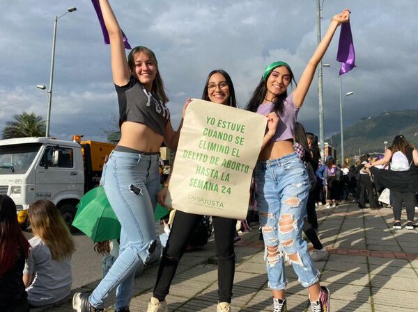 Algunas manifestantes aprovecharon esta fecha de conmemoración para recordar la reciente decisión de la Corte Constitucional de legalizar el aborto en Colombia hasta la semana 24 de gestación. - Sputnik Mundo