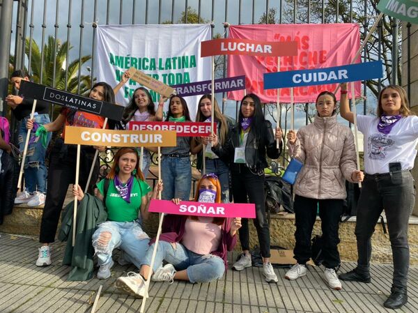 La gran mayoría de mujeres llevaron prendas verdes y moradas, colores que simbolizan la lucha de las mujeres por defender sus derechos humanos, sexuales y reproductivos. - Sputnik Mundo