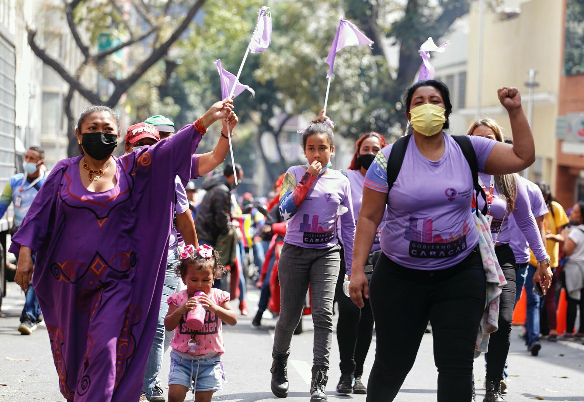 Mujeres, chavistas y antimperialistas, coreaban en la marcha por el Día Internacional de la Mujer en Caracas - Sputnik Mundo, 1920, 09.03.2022
