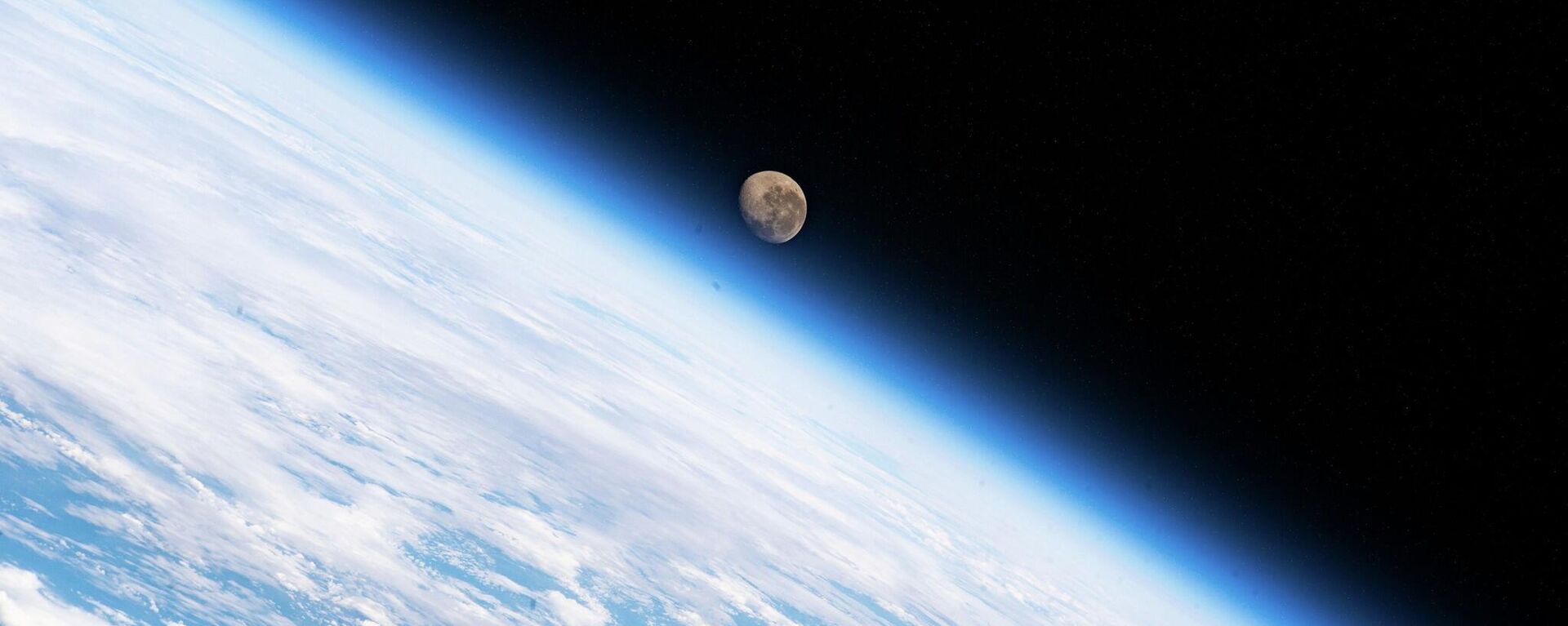La Tierra y la Luna - Sputnik Mundo, 1920, 09.03.2022