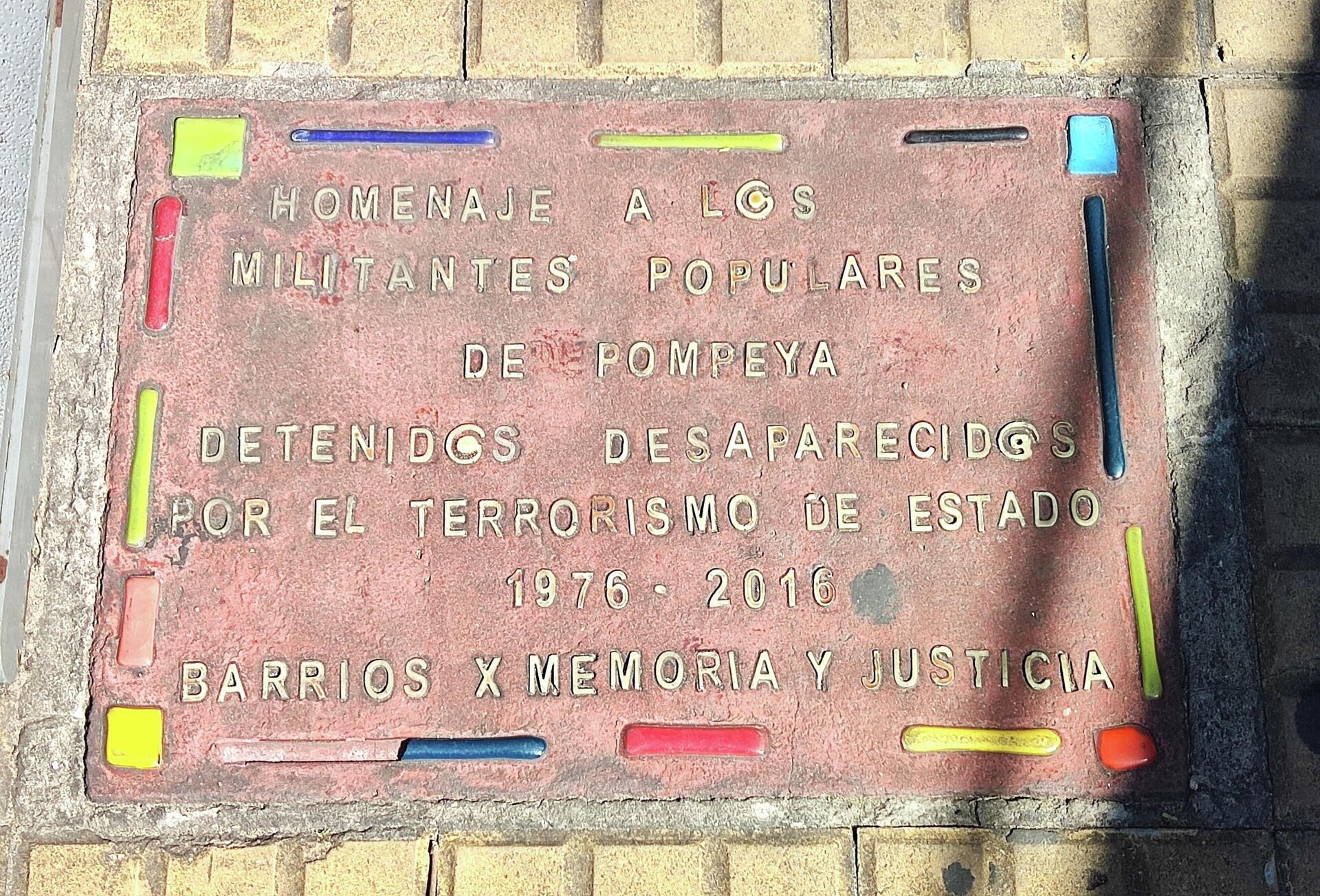 Baldosa en homenaje a los detenidos desaparecidos de Pompeya - Sputnik Mundo, 1920, 10.03.2022