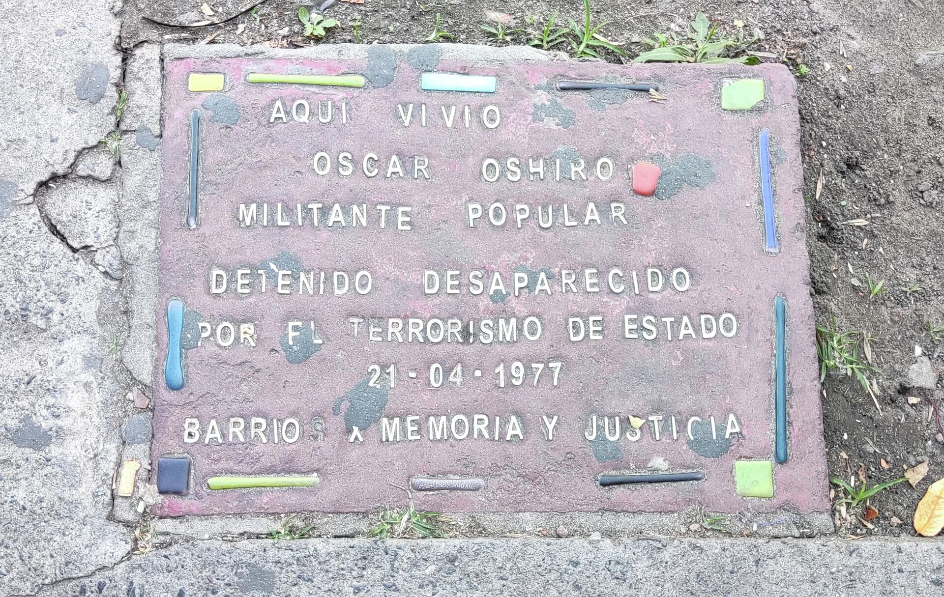 Baldosa a Oshiro, militante desaparecido en el barrio de Pompeya - Sputnik Mundo, 1920, 10.03.2022