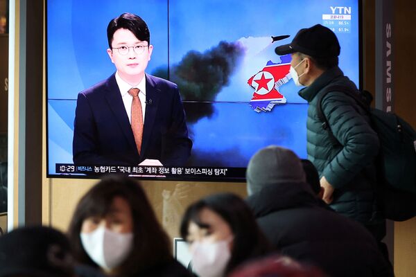 En Seúl, los surcoreanos observaron un informe televisivo sobre el lanzamiento del misil balístico de Corea del Norte. - Sputnik Mundo