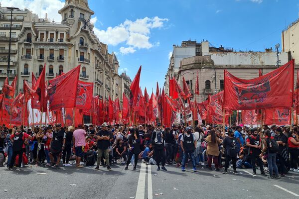Disturbios y represión frente al Congreso argentino durante las manifestaciones en contra del acuerdo con el FMI  - Sputnik Mundo