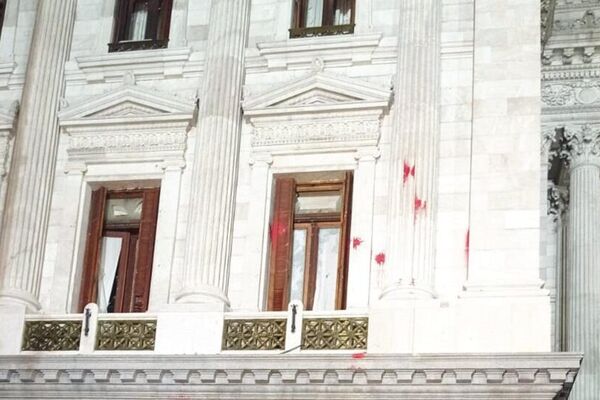 Ventanas y muros del Congreso argentino, dañados por manifestantes - Sputnik Mundo
