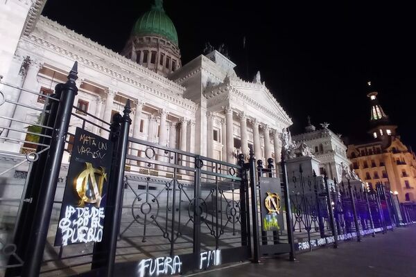 Ventanas y muros del Congreso argentino, dañados por manifestantes - Sputnik Mundo